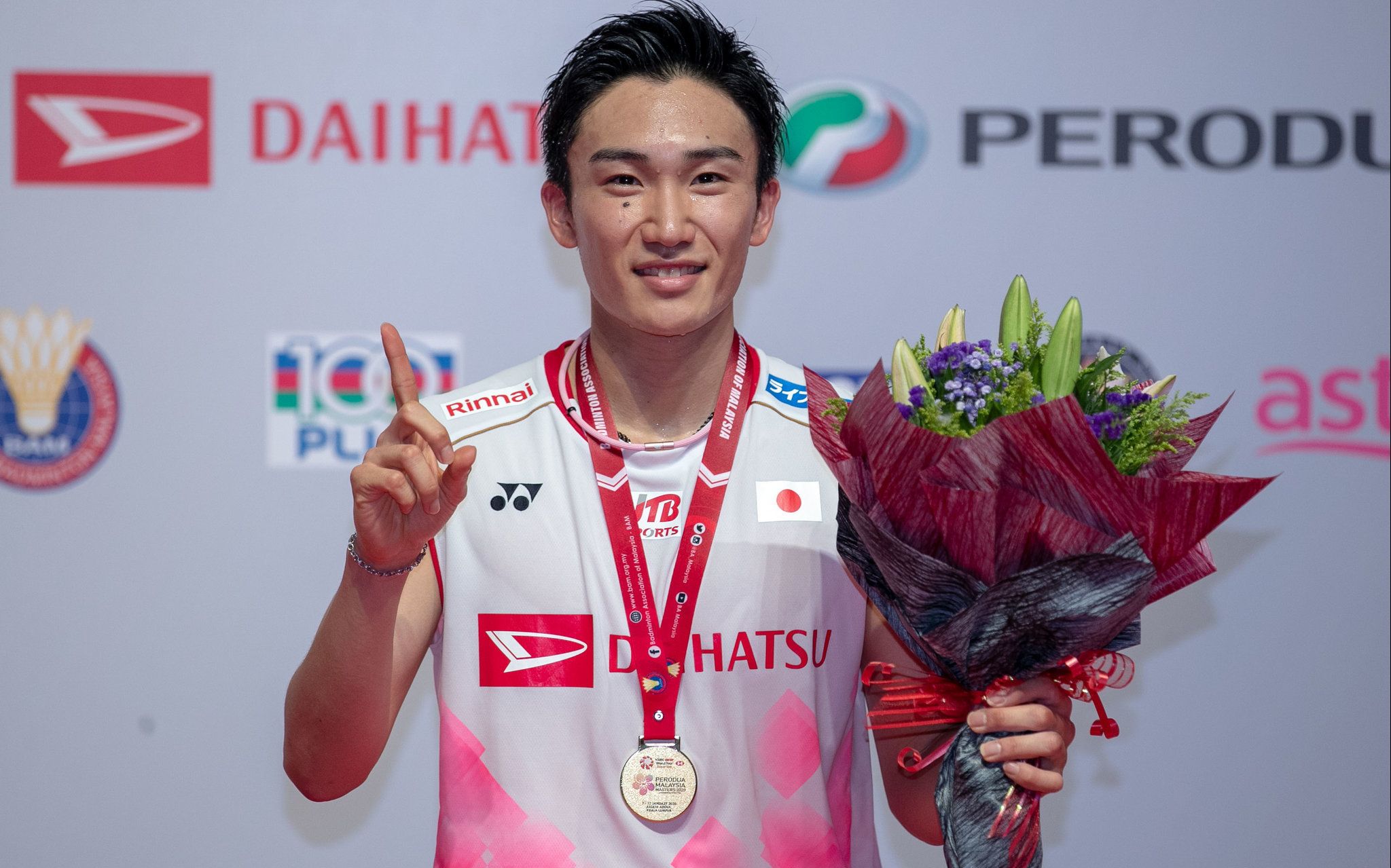 包含法国羽毛球队险胜马来西亚羽毛球队，桃田贤斗制霸全场的词条