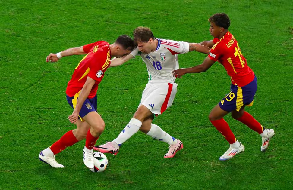 足球比赛中球队的努力和拼搏