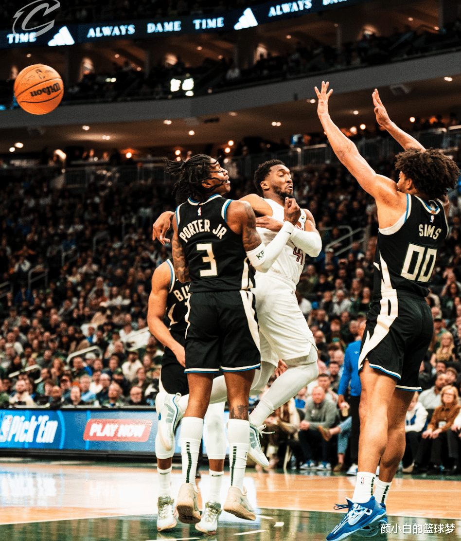 雄鹿球员全员努力,实力击败对手取胜 雄鹿球员全员努力,实力击败对手取胜