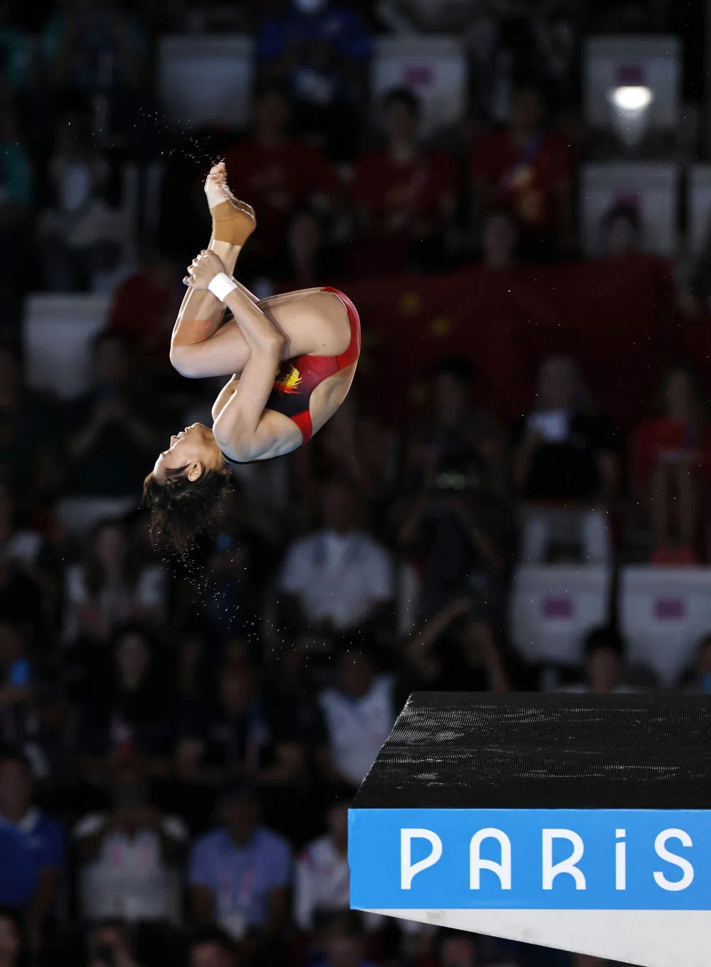 跳水选手绝美表演触动人心夺金