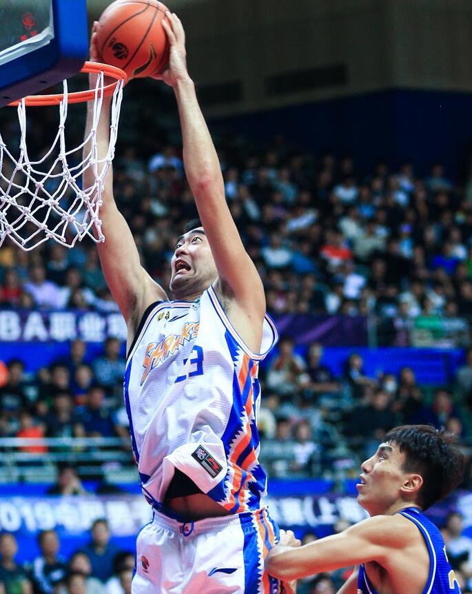 重庆力帆客场险胜上海下港，赛场争夺激烈组织对抗的简单介绍