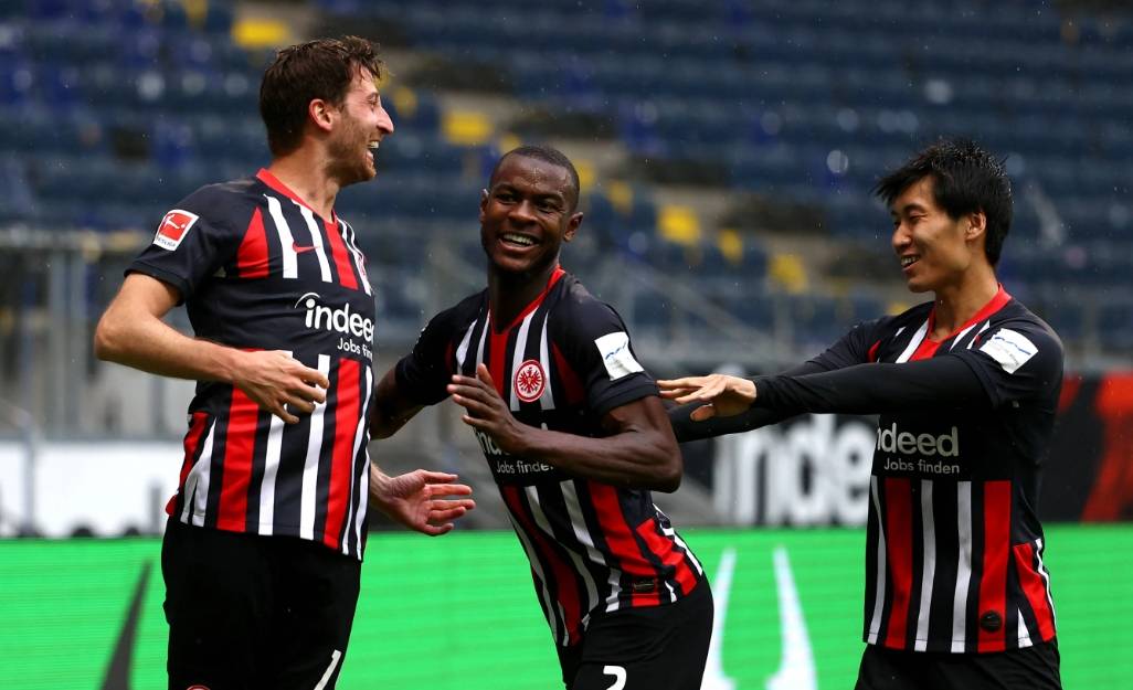 包含法兰克福球迷声援球队,希望明日比赛能够赢球的词条 包含法兰克福球迷声援球队,希望明日比赛能够赢球的词条