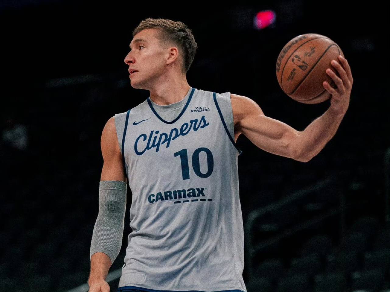 包含快船在客场大胜马刺，卡哇伊独得分的词条