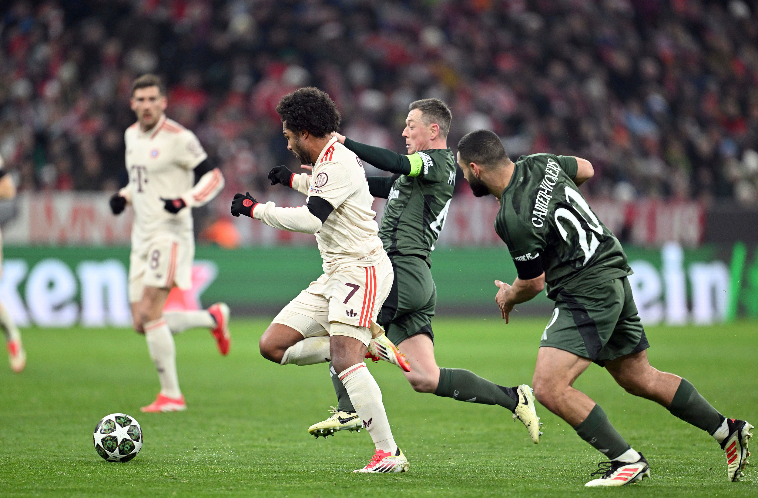 拜仁慕尼黑中场积极进攻，屡次威胁对手大门的简单介绍