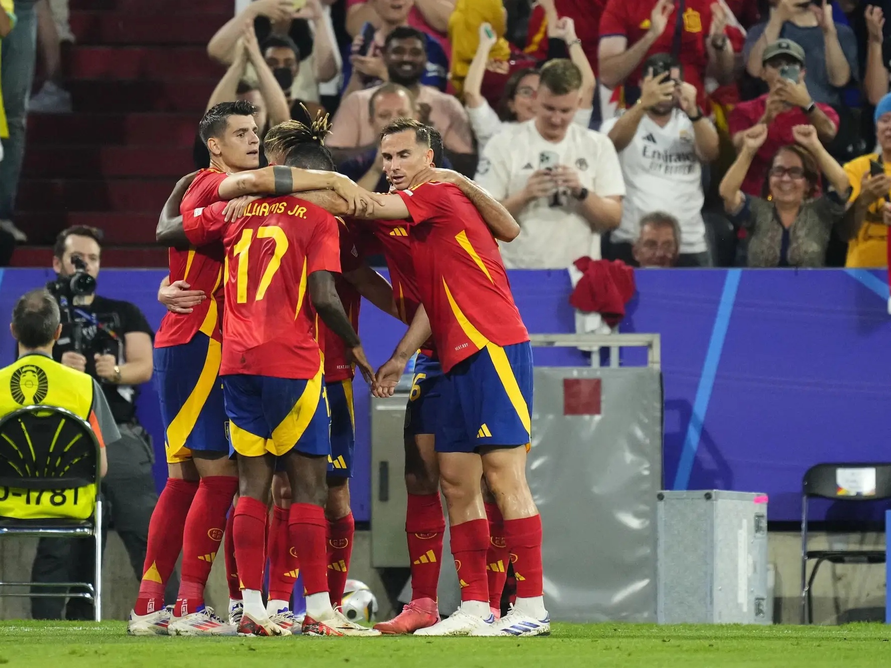 包含葡萄牙鏖战巴萨，哈兰德状态火热的词条