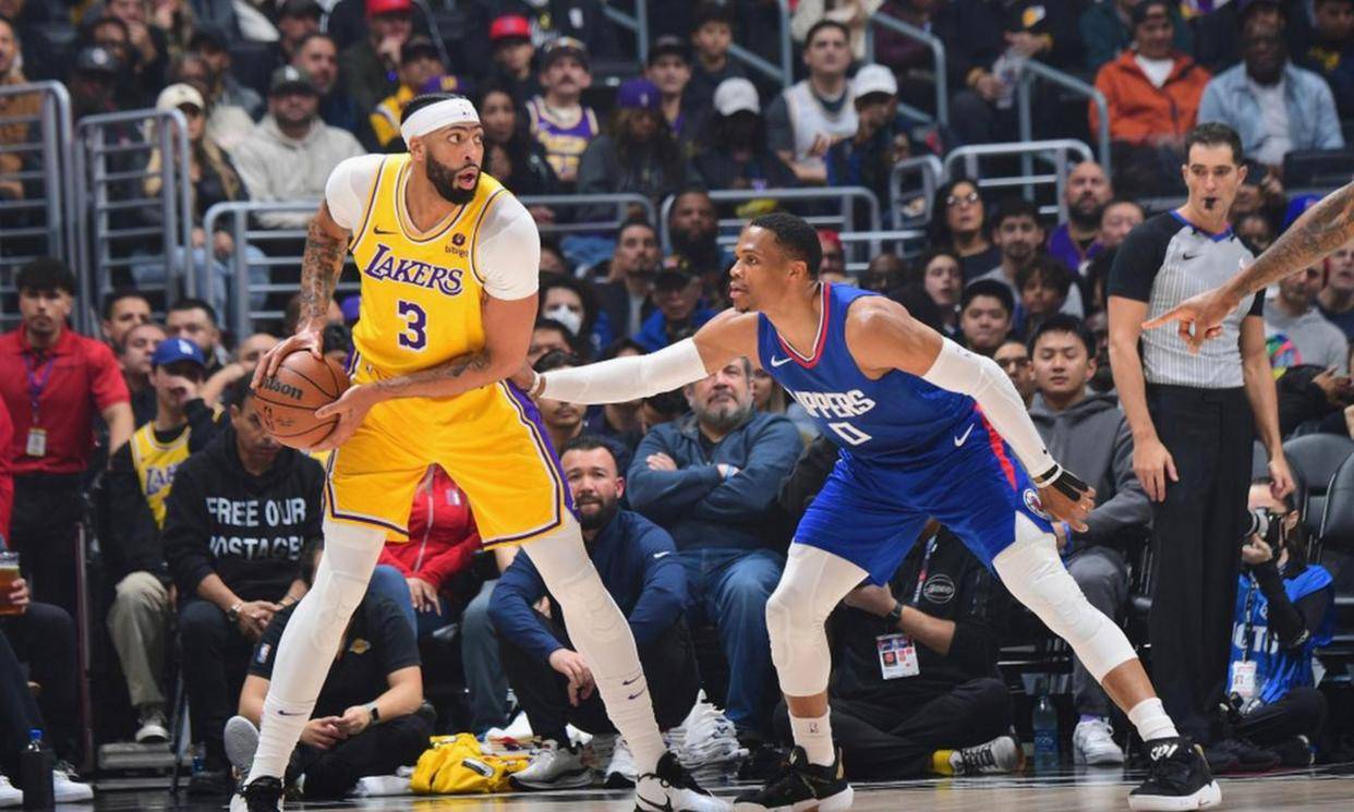 关于快船轻取深圳队，浓眉哥点燃赛场的信息