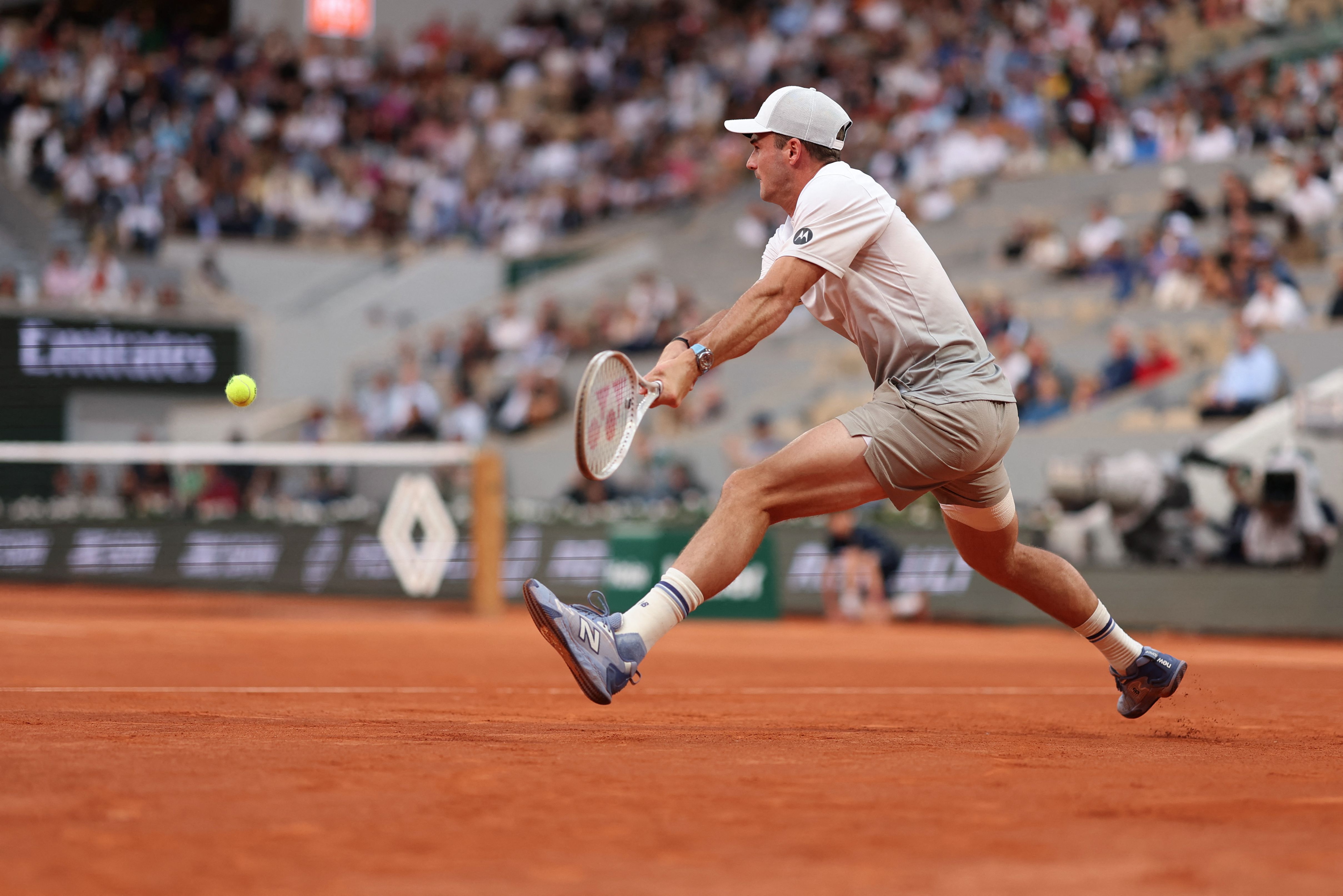 包含美国网球队横扫英国网球队，阿尔卡拉斯打破历史纪录的词条