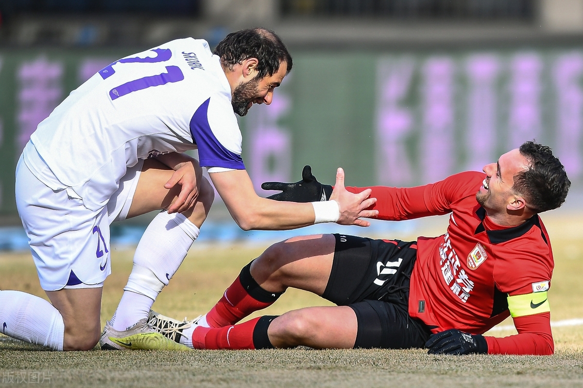 狼堡中场球员马克斯特尼加脚踝受伤，可能缺席多场比赛的简单介绍