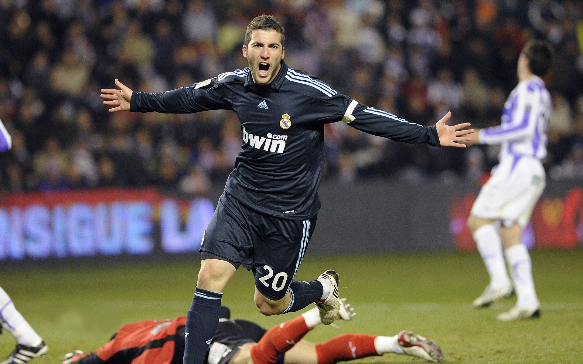 冰岛绝杀乌拉圭，梅西接管世界排名争夺战，一场足球世界的双重交响