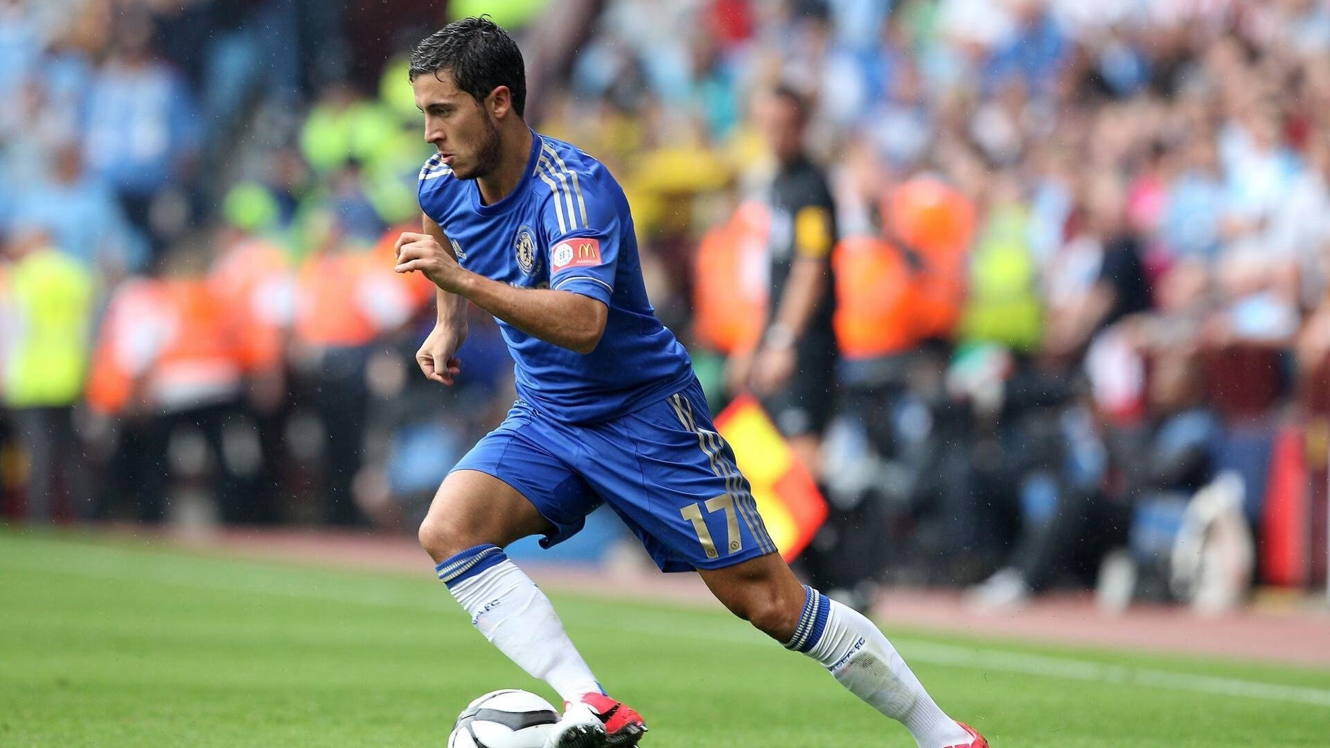 赛道与球场,F1街道赛焦点战与尼克斯收割山西队的双重视角